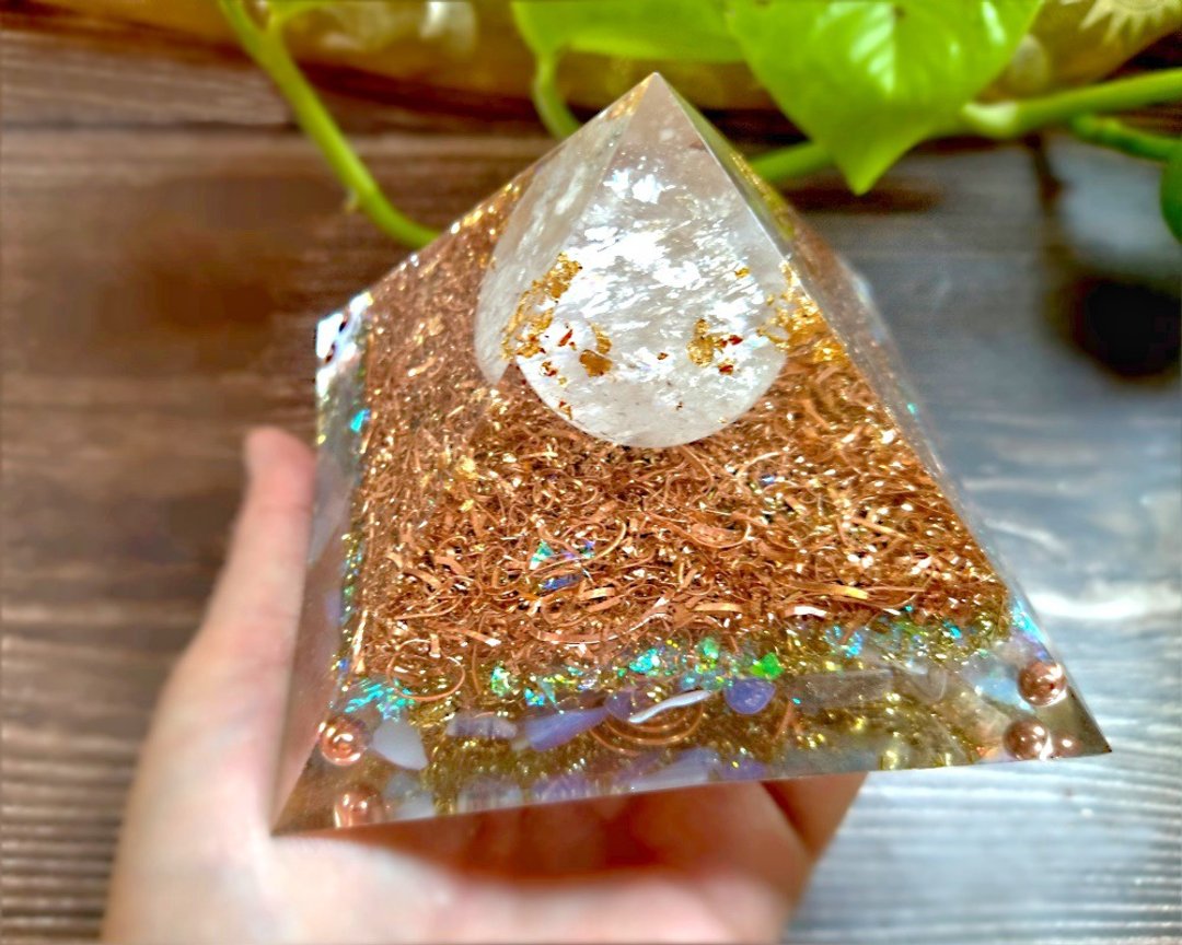 圆球方解石奥刚八面金字塔 | 转化室内空间能量 - 摆饰 - 水晶 金色