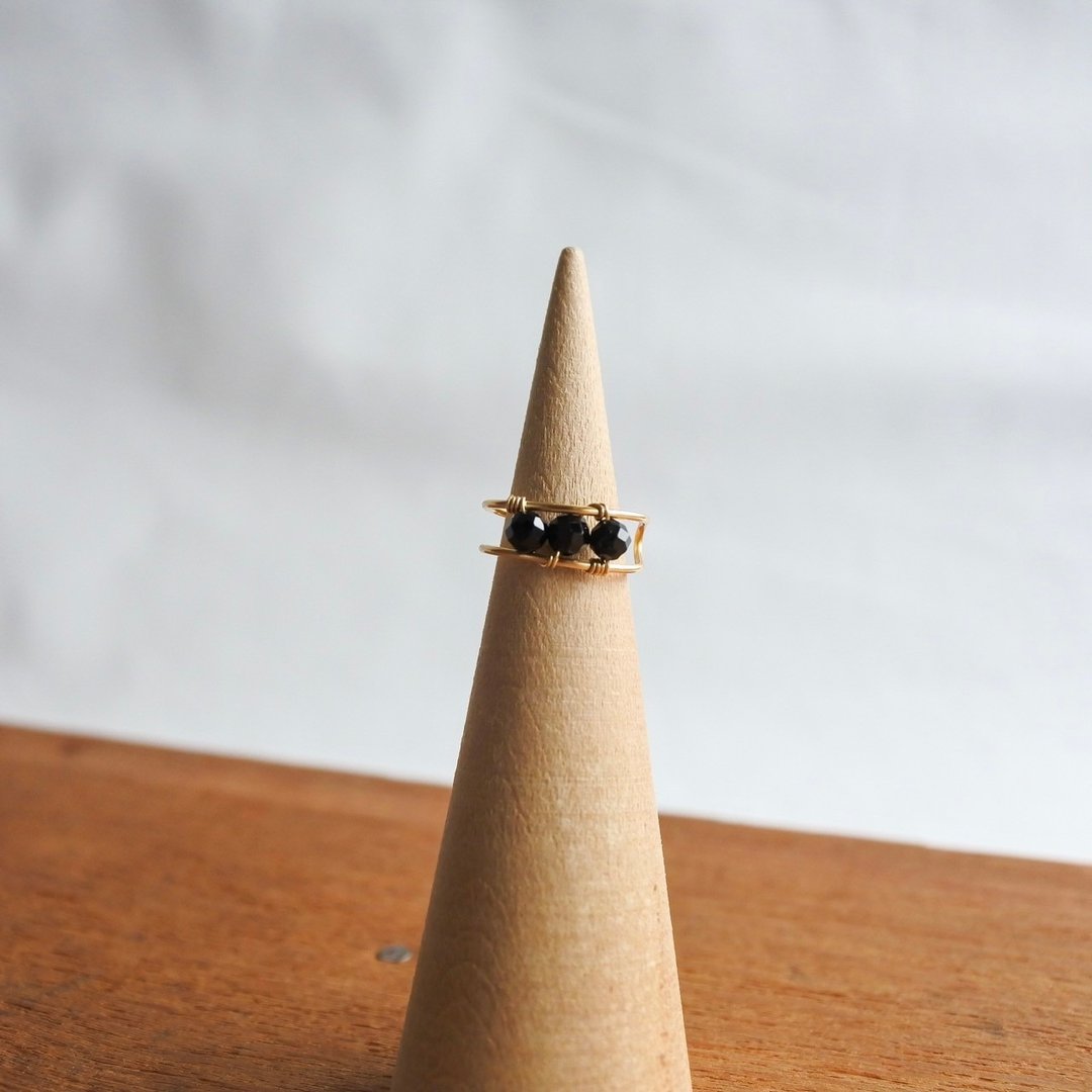 Black Spinel Ear Cuff – Gold – Natural Stone - 戒指 - 其他金属 黑色