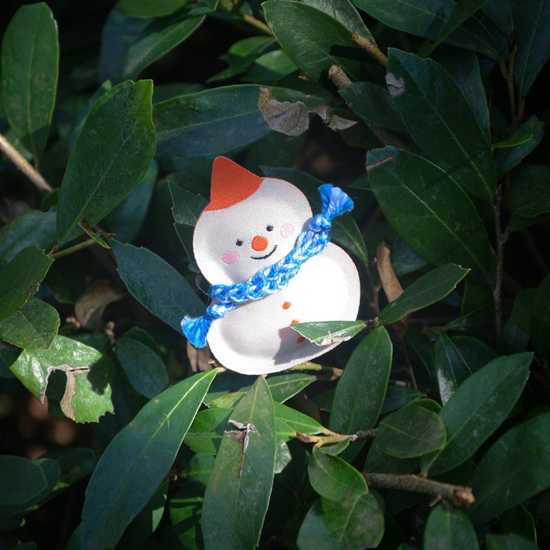 可爱小雪人胸针 手作布艺别针 - 胸针 - 棉．麻 白色