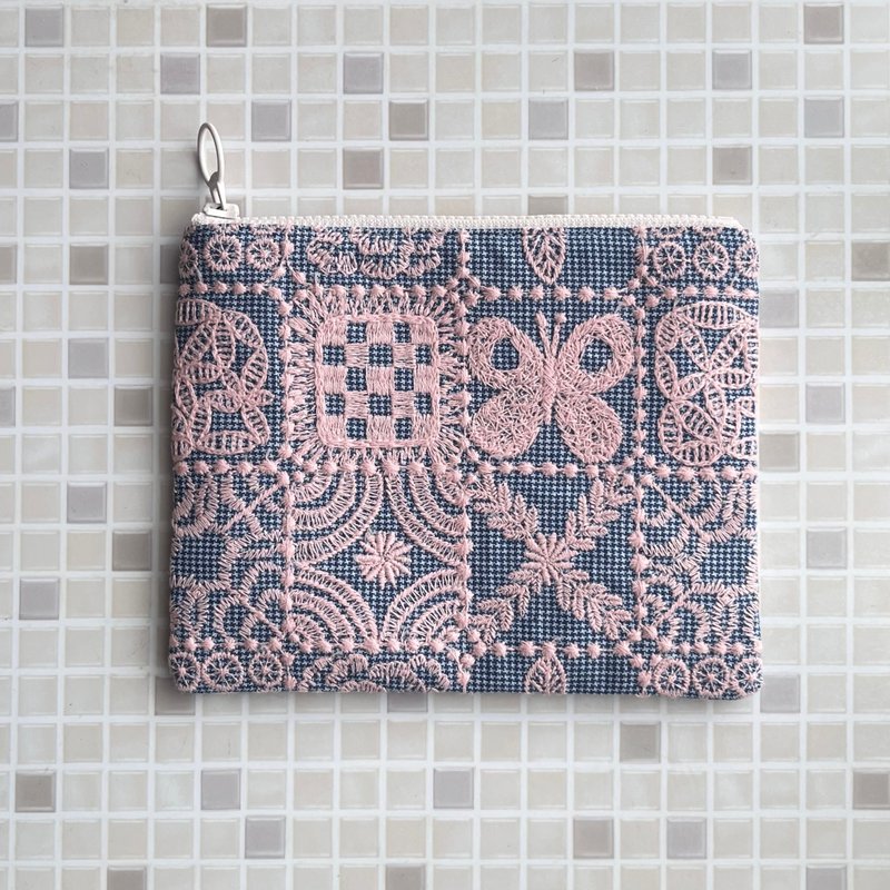 mina perhonen forest tile 全刺绣 蝴蝶 扁平式小包 - 化妆包/杂物包 - 棉．麻 粉红色