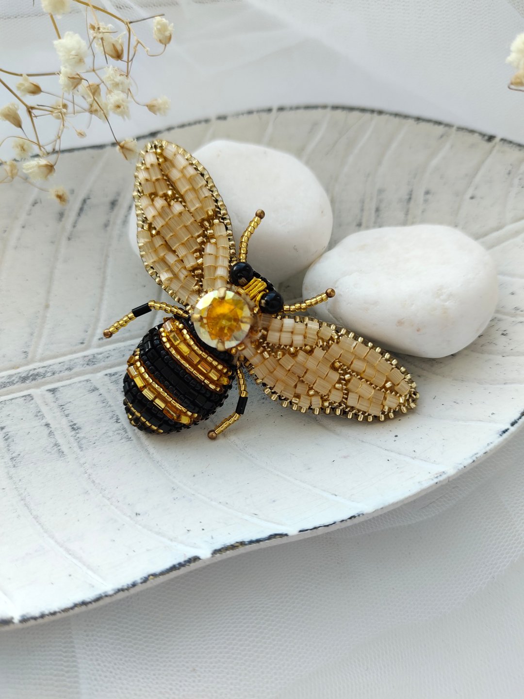 Gold bee beaded brooch, hand embroidery, insect jewelry,gift for girlfriend - 胸针 - 其他材质 金色