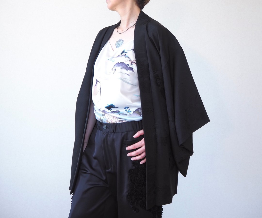 【日本制造】 柔软丝绸黑色羽织、全身吉祥图案、70年代复古 - 女装休闲/机能外套 - 丝．绢 黑色