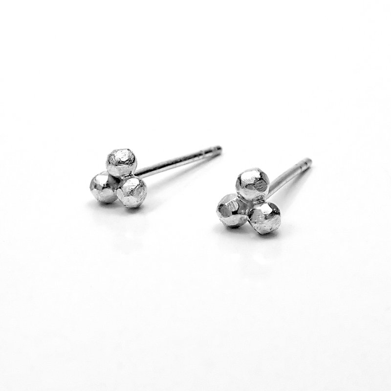 疯狂几何 | 三颗迷你小石子925纯银耳针耳环 - 耳环/耳夹 - 纯银 银色