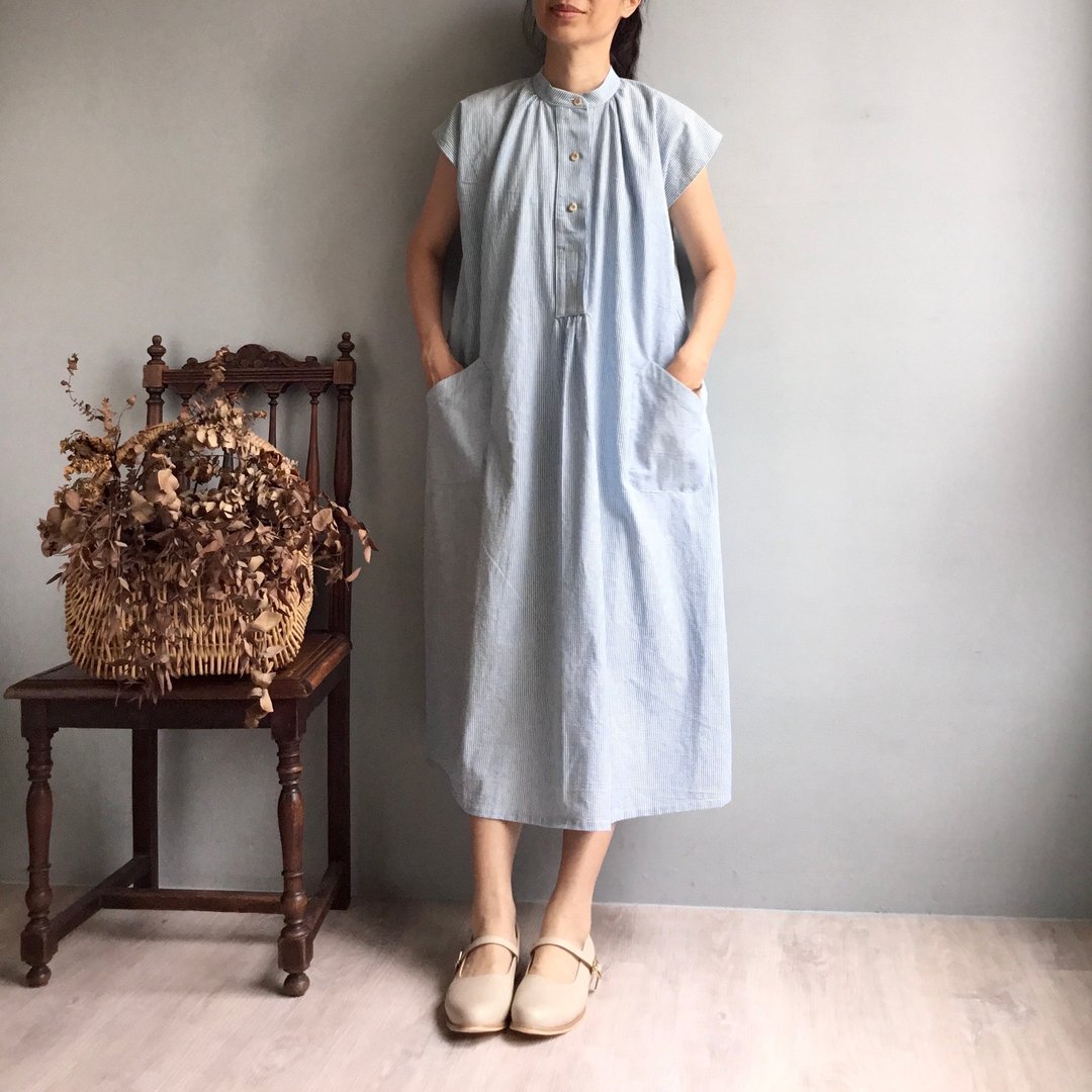 安静湖泊/蓝白细条纹纯棉小立领开扣短袖长洋装/连身裙100%棉 - 洋装/连衣裙 - 棉 