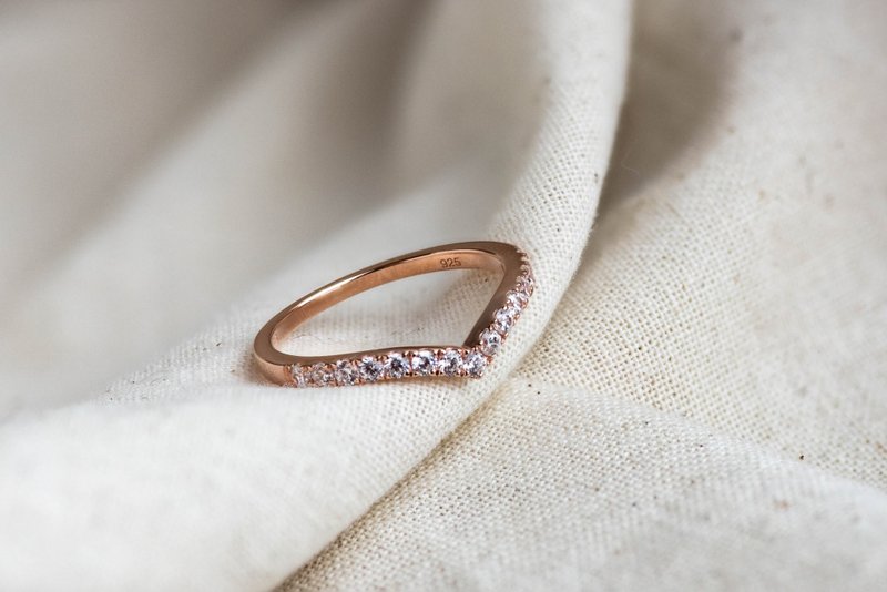 【热卖款】经典V型钻石线戒 • 纯银厚镀18K金 • 日常婚戒 - 戒指 - 纯银 银色