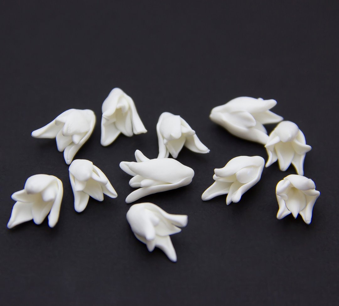 White buds lily flower beads, White flower beads 1.5-1.7cm Floral lilies beads - 零件/散装材料/工具 - 塑料 白色
