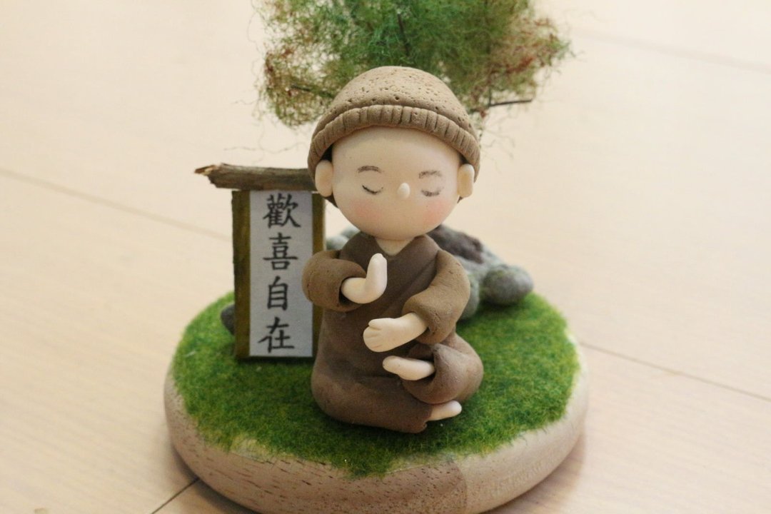 静心小物 手作礼物 小师父系列 欢喜自在 - 摆饰 - 粘土 卡其色