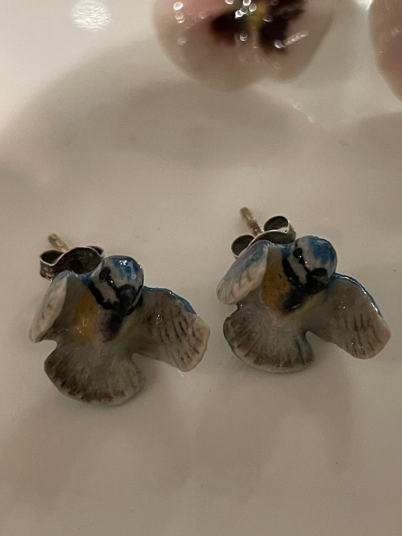 AndMary手绘瓷耳环-蓝雀 礼盒装Flying Blue Tit Stud Earrings - 耳环/耳夹 - 瓷 蓝色