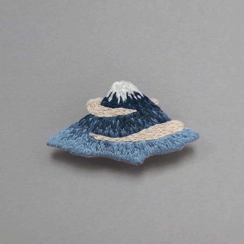 小骗子/闭眼踏前/富士山(低气压)－别针 - 胸针 - 绣线 蓝色