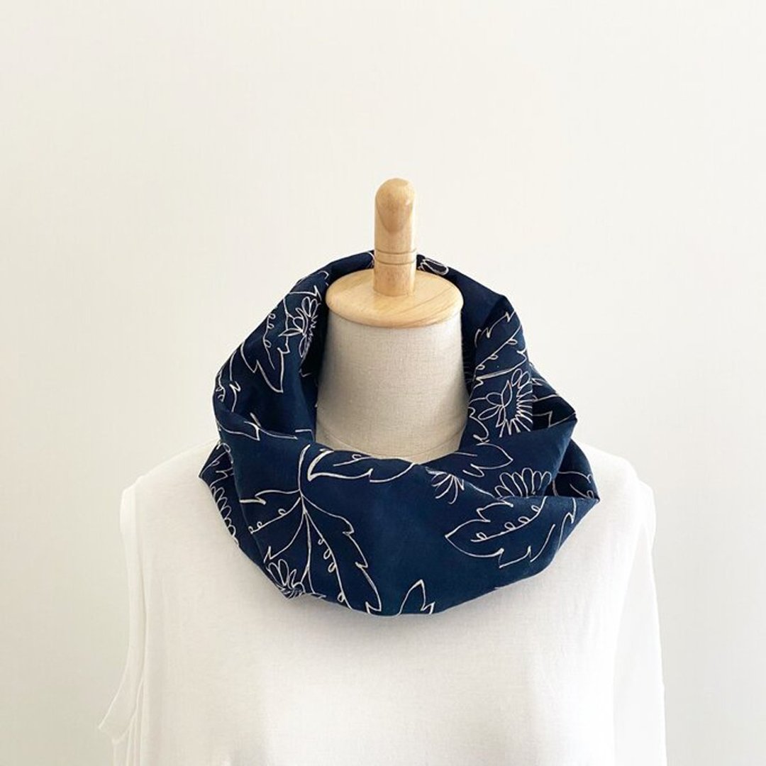 100% Linen flower lover design summer snood navy - 围巾/披肩 - 棉 蓝色