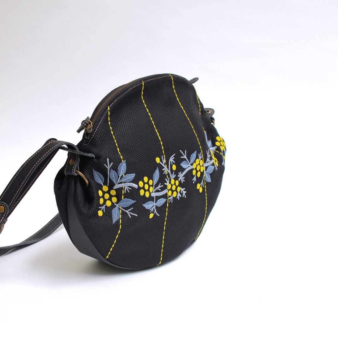 Wild Strawberry Embroidery / Shoulder Bag - 侧背包/斜挎包 - 真皮 黑色