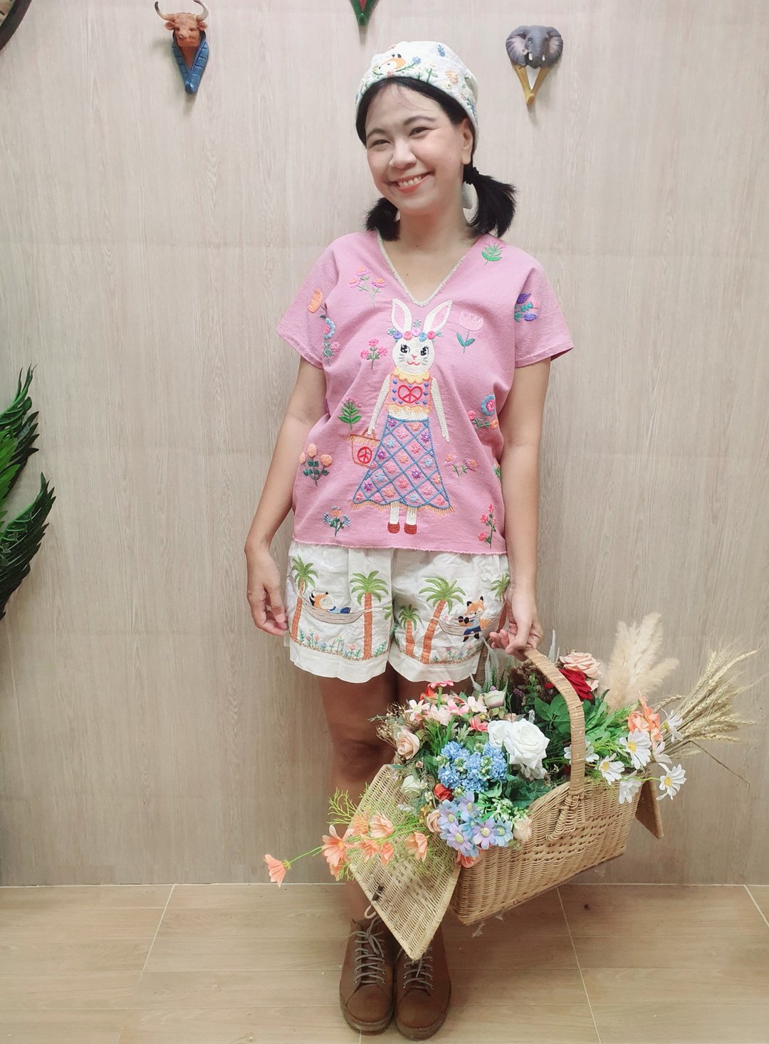 手绣上衣，纯棉，天然染料。兔子、花朵、粉彩色调。 - 女装上衣 - 绣线 粉红色
