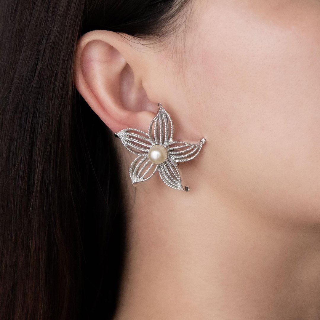 美国Sarah Coventry品牌1967年 Moon Flower 镶边大花珍珠银耳夹 - 耳环/耳夹 - 其他金属 银色