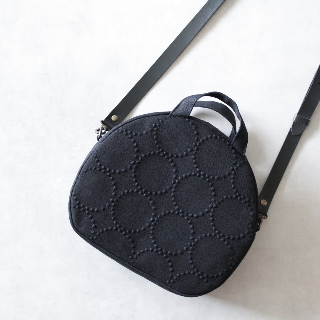 使用 minä perhonen 布料 2 way 圆形包 tambourine black 包款 斜背包 手提包 帆布袋 肩背包 帆布包 - 侧背包/斜挎包 - 棉．麻 黑色