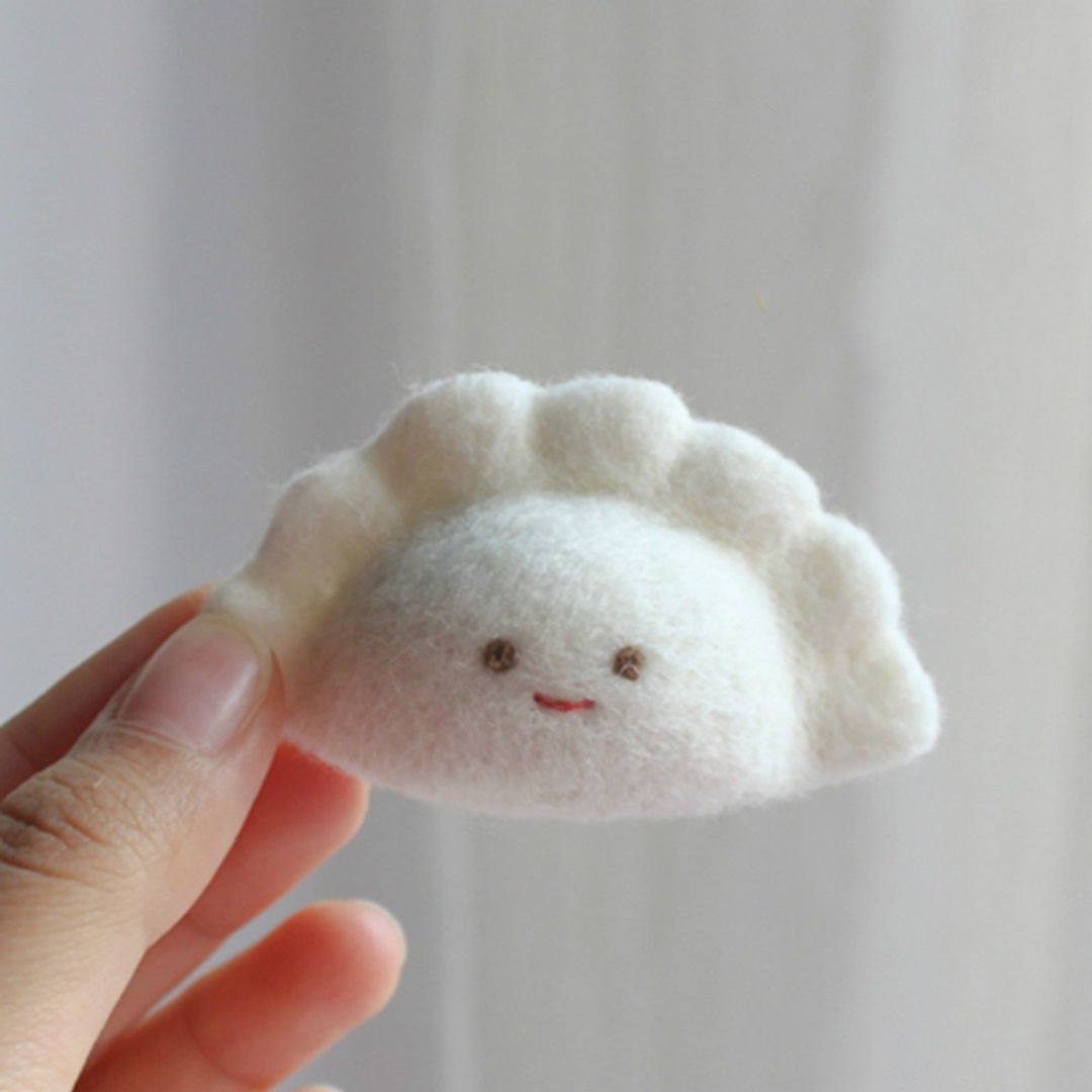 羊毛氈手作 白色卡通餃子胸針/別針 原創食物系列 閨蜜交換禮物 - 胸针 - 羊毛 白色