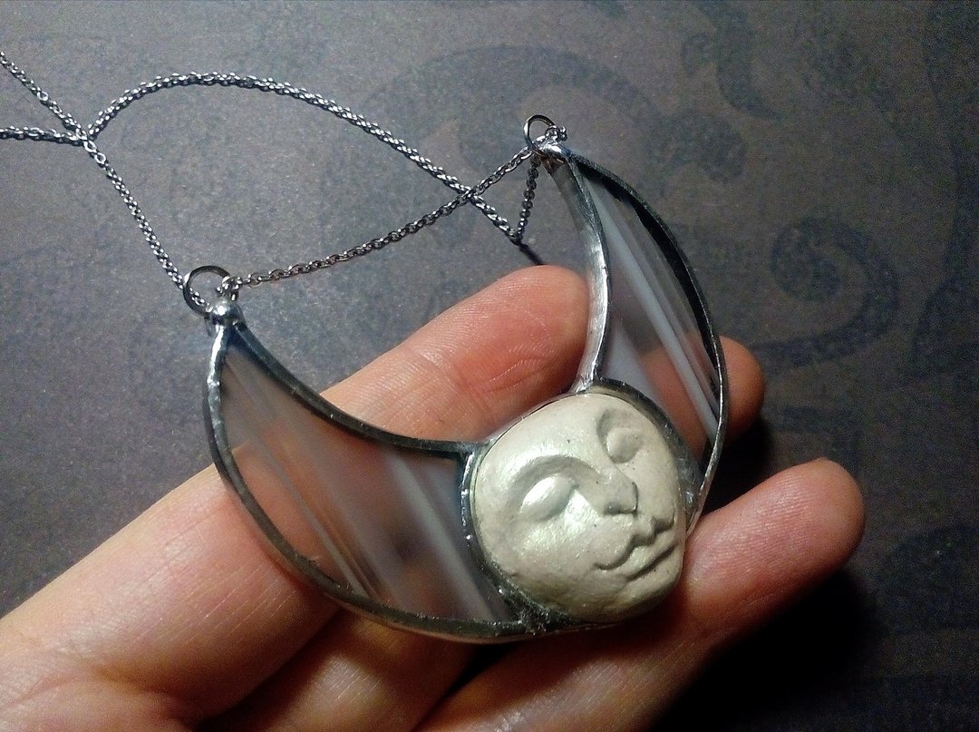full moon crescent. stained glass pendant. clay cameo moon. face head Moon. - 项链 - 玻璃 白色