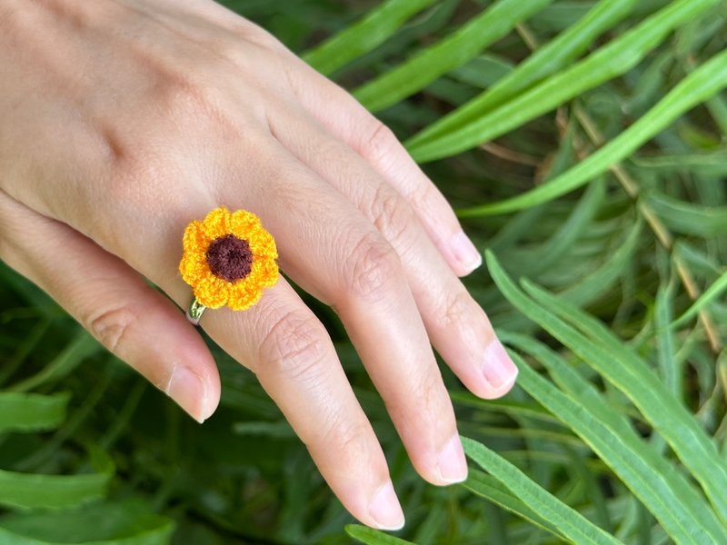 可調式戒指 SUNFLOWER crochet flower ring - 戒指 - 贵金属 黄色