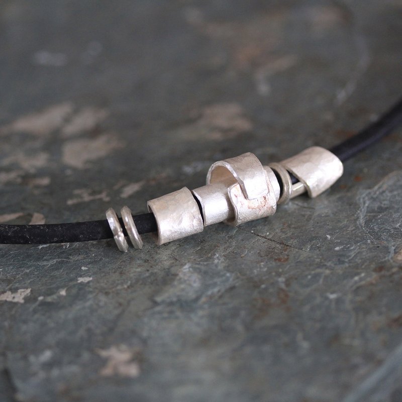 Leather necklace with 5 silver beads (N0098) - 项链 - 银 银色