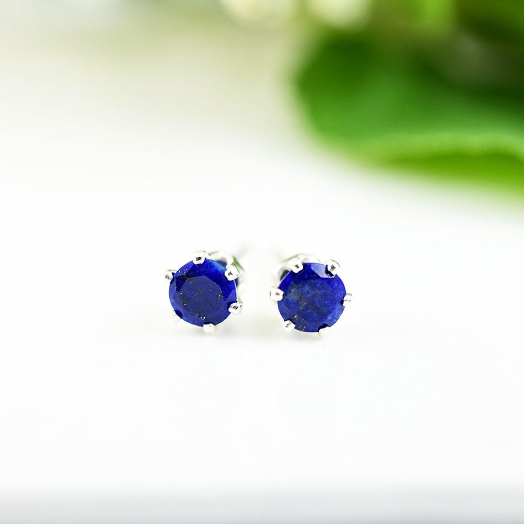 Good luck, a grain stud earrings Clip-On December birthstone of Gemstone quality lapis lazuli that symbolizes the success luck - 耳环/耳夹 - 宝石 蓝色