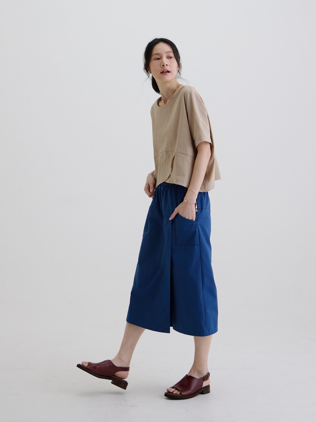 摩登小姐造型短袖上衣 - 卡其 - 女装 T 恤 - 其他人造纤维 卡其色