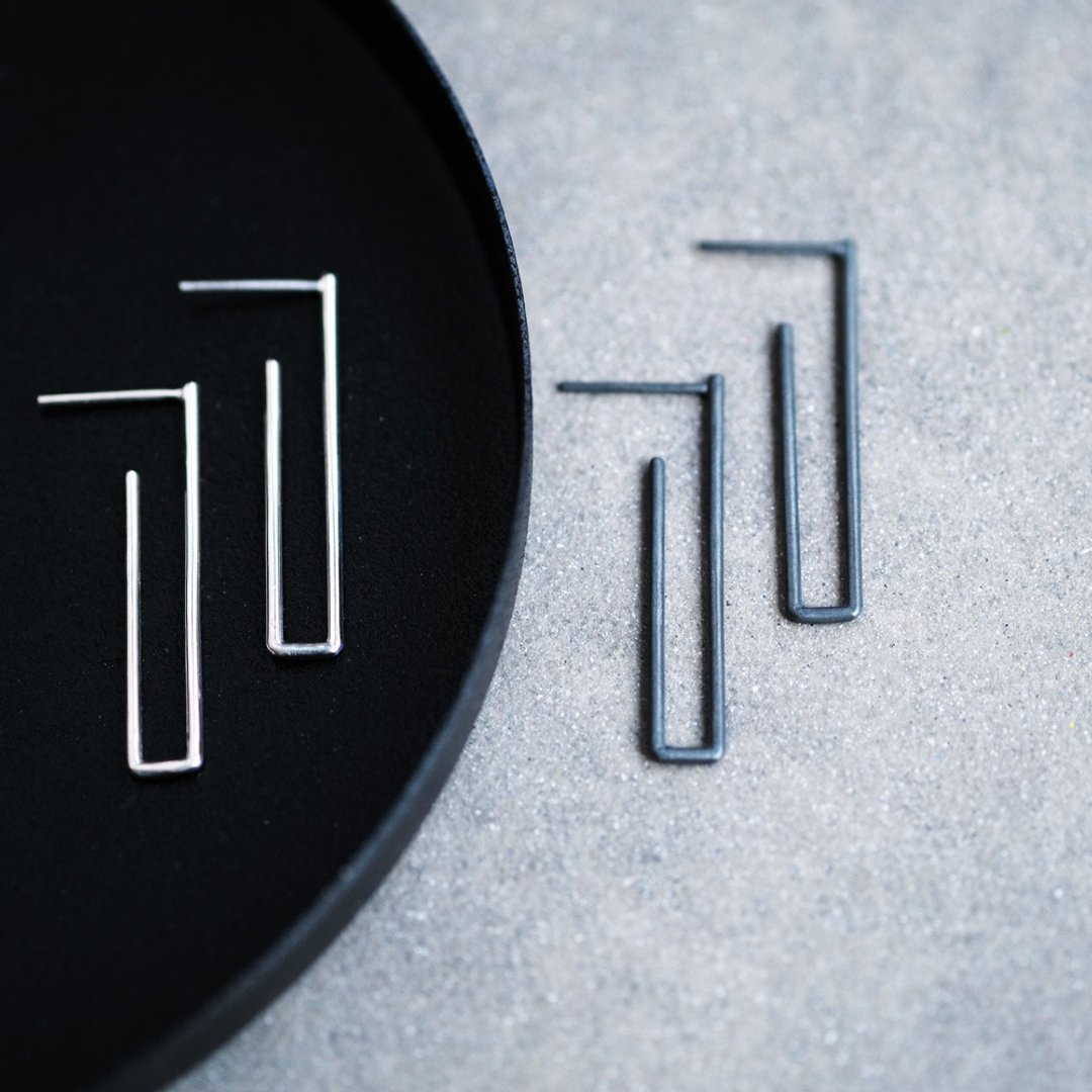 2-color square hoop earrings Silver 925 - 耳环/耳夹 - 其他金属 灰色