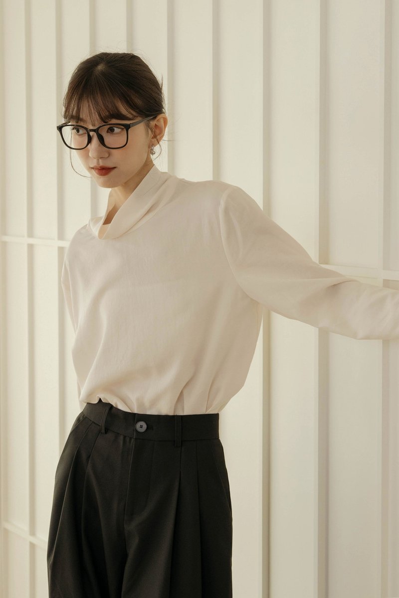 垂领柔肤后排扣衬衫(浅杏) - 女装衬衫 - 棉．麻 白色