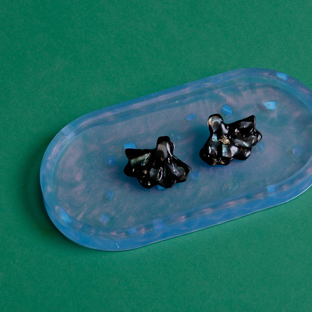 黑色珍珠立体花瓣造型耳环 ROUND OFF object.联名 - 耳环/耳夹 - 树脂 黑色