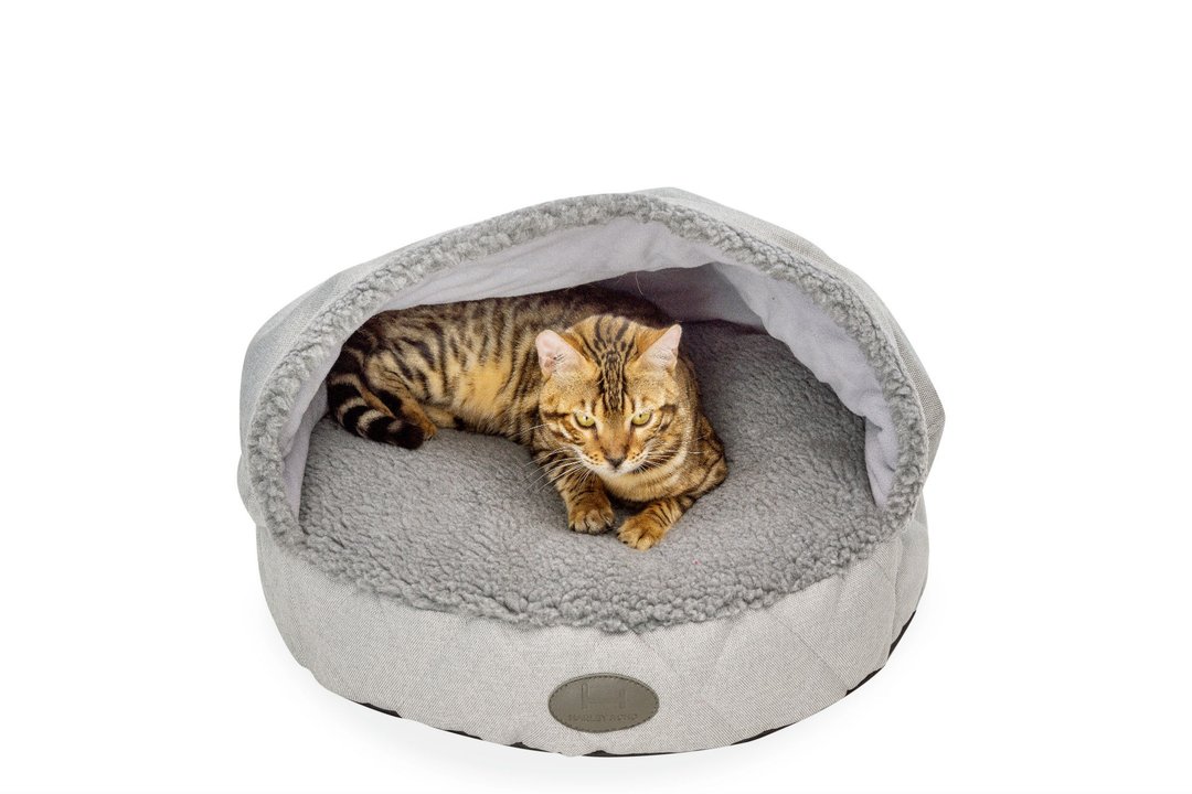 Hooded cat bed Grey with grey faux fur 55 cm - 床垫/笼子 - 棉．麻 银色