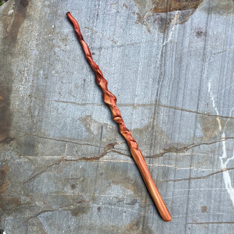 我制杖　魔杖　讋愿　台湾龙柏　手工魔杖　法杖 - 摆饰 - 木头 红色