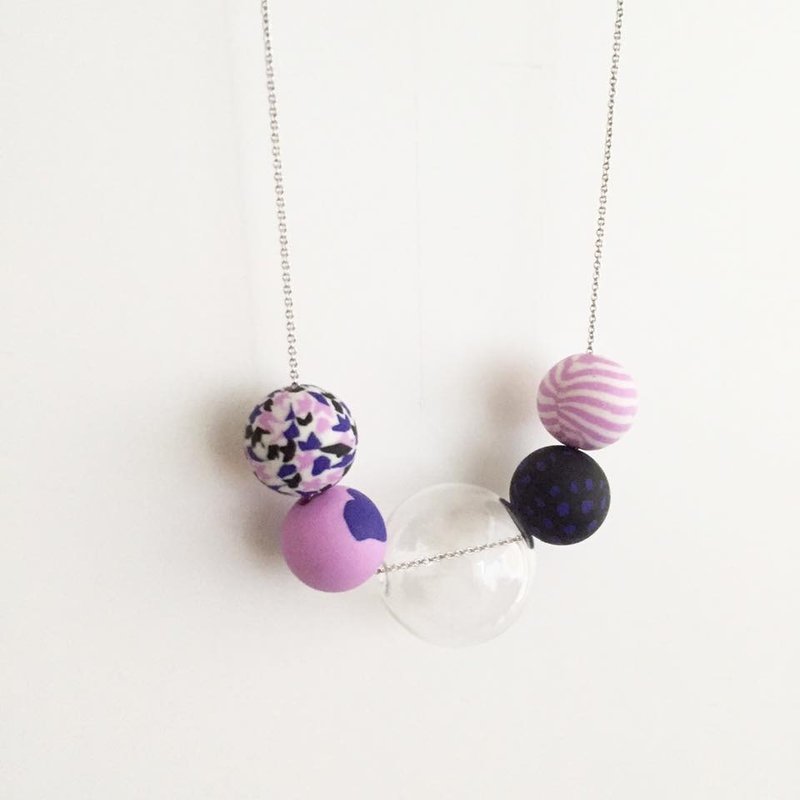 LaPerle 夏天沙滩 彩色 泡泡玻璃 珠子 圆珠 紫色项链 颈链 项链 颈链 几何 原创 手作 镀铑铜链 geometric purpleNecklace Handmade - 颈链 - 玻璃 紫色