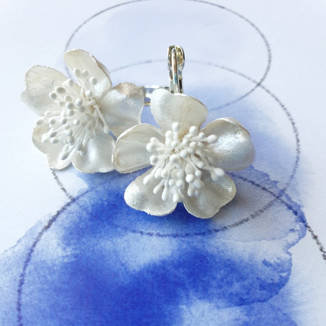 Elegant white pearly cherry blossom earrings/ Minimalist romantic flower earring - 耳环/耳夹 - 其他材质 白色