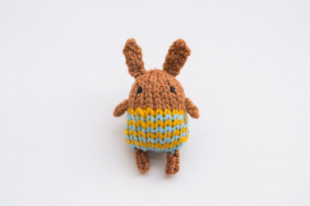Fika the Bunny - knitted amigurumi brooch - 胸针 - 其他材质 咖啡色