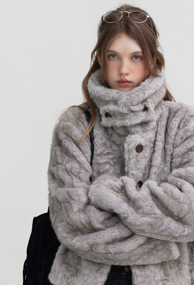 罗马假日 / 皮草短大衣外套 / 100%环保毛 - 女装休闲/机能外套 - 其他材质 多色