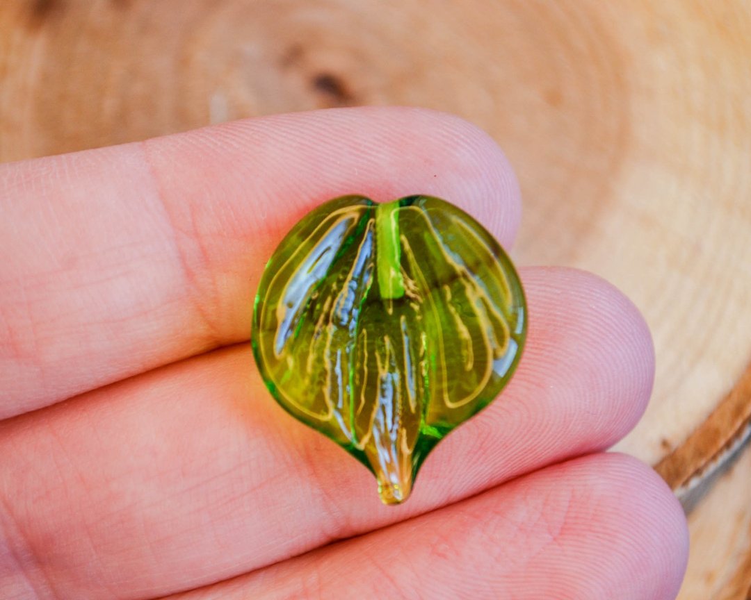 Leaf flower beads - HALF DRILLED Handmade lampwork glass bead - 1pc - 金工/饰品 - 玻璃 绿色