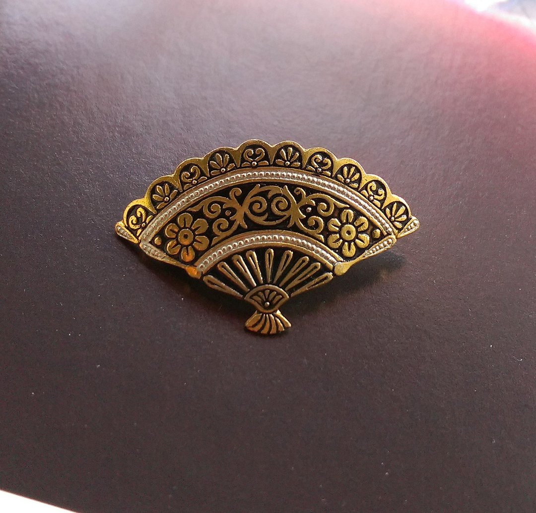 西洋古董饰品。DAMASCENE 西班牙大马士革 扇形 小巧 别针 - 徽章/别针 - 其他金属 金色