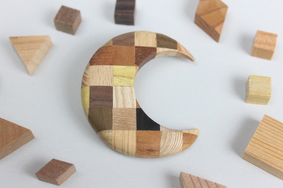 Parquet moon shaped brooch - 胸针 - 木头 咖啡色