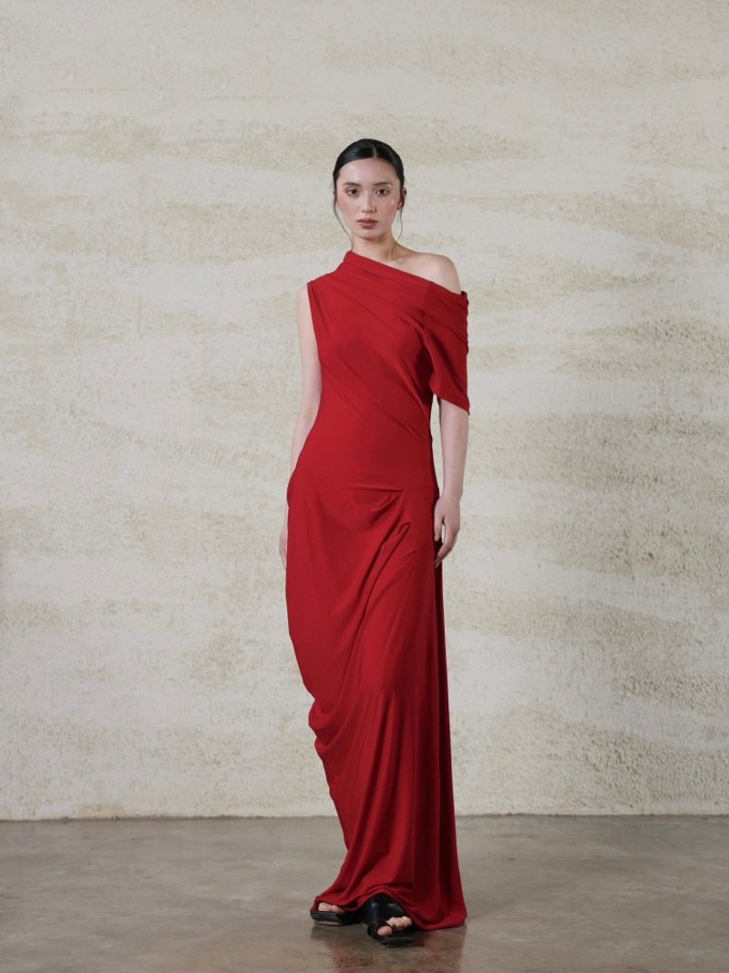 法式极简 / 斜肩压褶连身裙 - 洋装/连衣裙 - 其他材质 红色