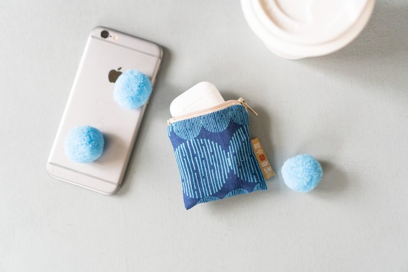 小花针线房 | 送礼No.1.Apple AirPods 点线蓝花布.耳机壳保护套 - 耳机收纳 - 棉．麻 蓝色