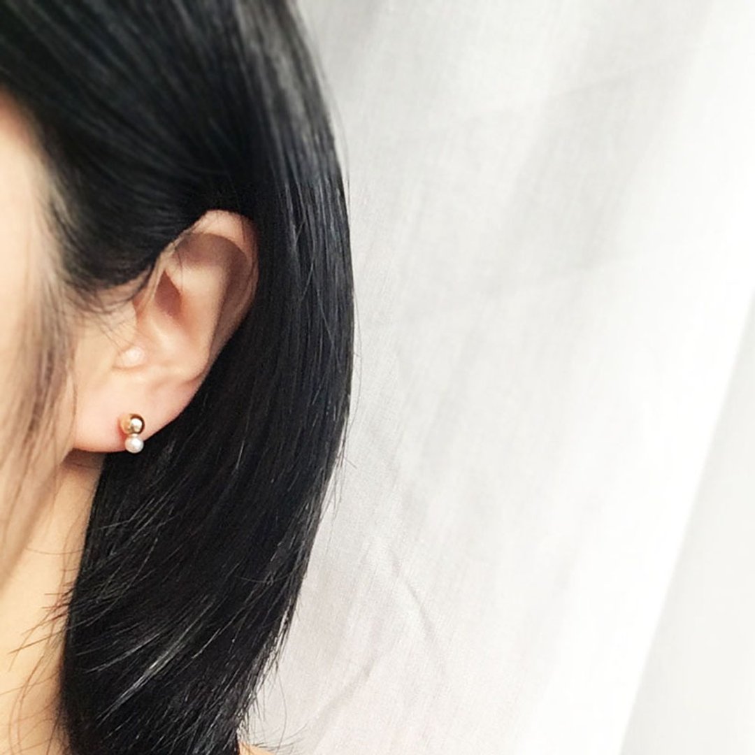 K14gf Gold and pearl stud earrings - 耳环/耳夹 - 珍珠 白色