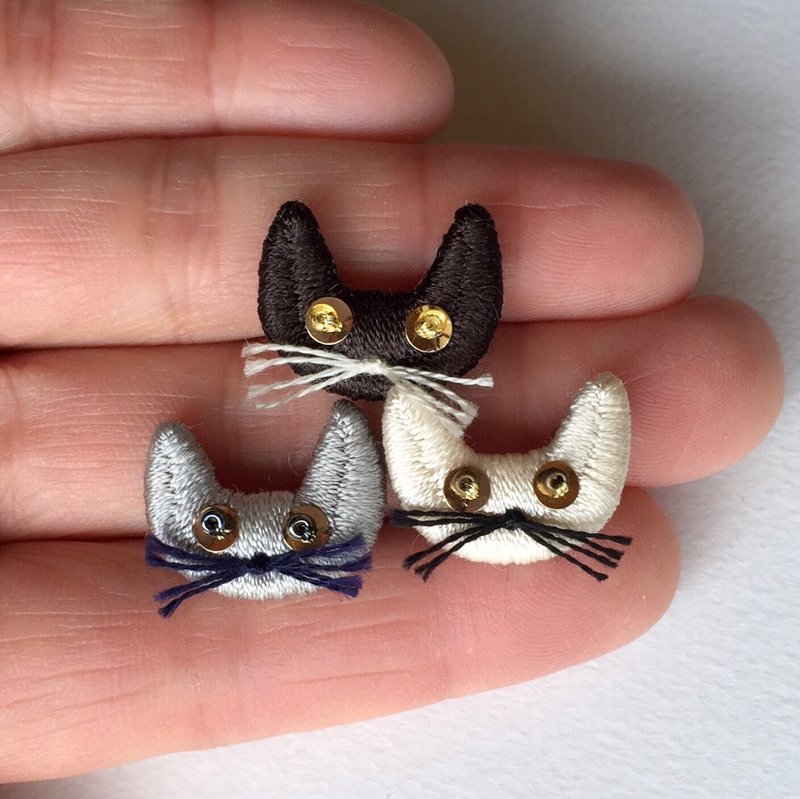 Cat silk embroidery brooch (ash) - 胸针 - 丝．绢 灰色