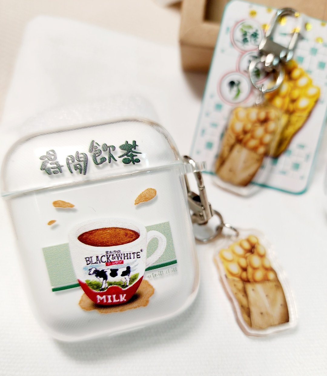 香港黑白奶茶 airpod 保护套 手绘水彩奶茶 备有1,2 代,3代及Pro - 耳机收纳 - 塑料 白色