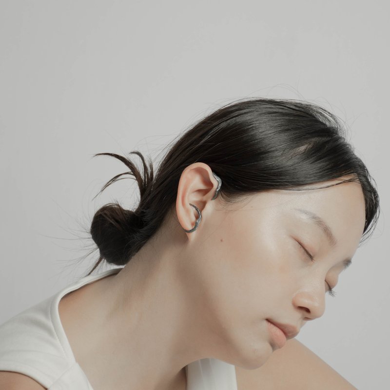 浪 Waves  I 【潮】造型耳挂 - 纯银染黑 - 耳环/耳夹 - 纯银 黑色