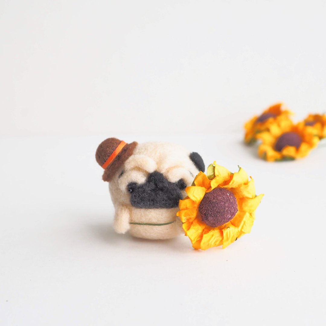 Mayu (eyebrows)  Pug presents sunflowers. (fawn pug, black pug) Needle felt - 玩偶/公仔 - 羊毛 橘色