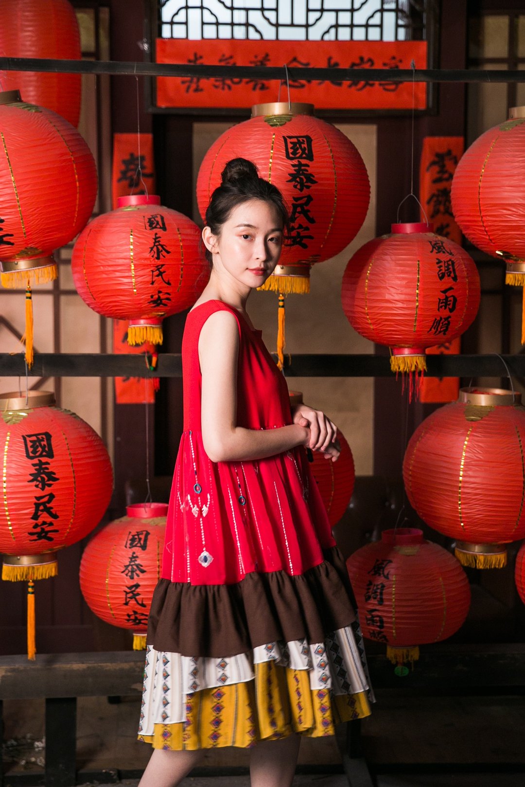 马克是复古小姑娘 印花与素面双拼无袖洋装 - 洋装/连衣裙 - 棉 红色