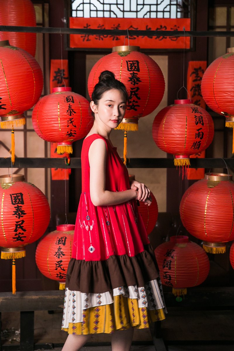 马克是复古小姑娘 印花与素面双拼无袖洋装 - 洋装/连衣裙 - 棉．麻 红色
