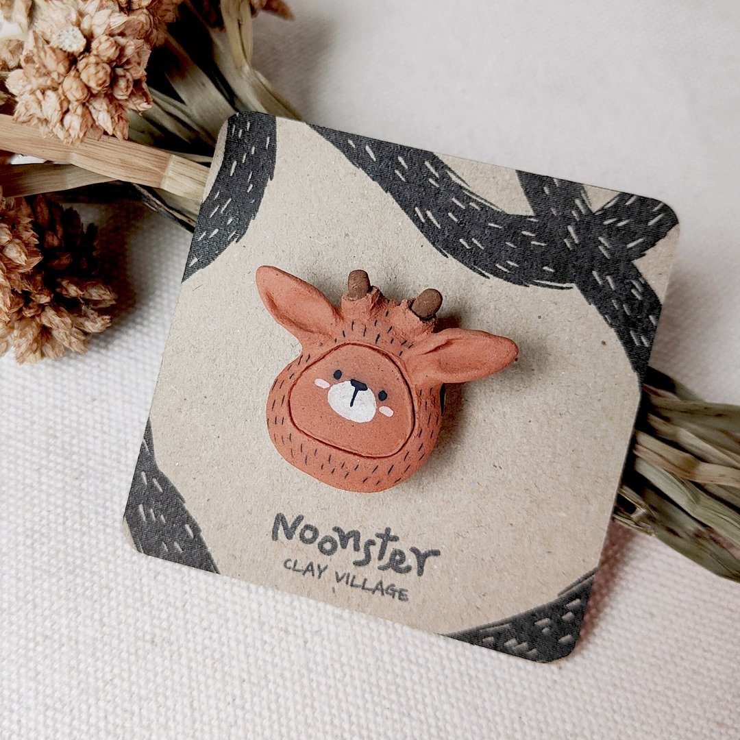 【Xmas Gift Box】Whimsical deer, Handmade pottery brooch - 胸针 - 陶 