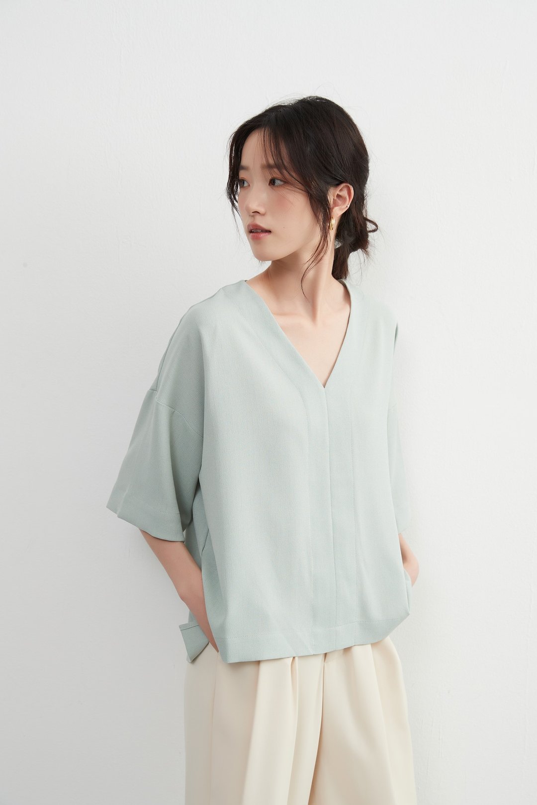 新色登场・人气V领仿麻感快干中线剪接短袖上衣 - 女装上衣 - 聚酯纤维 绿色