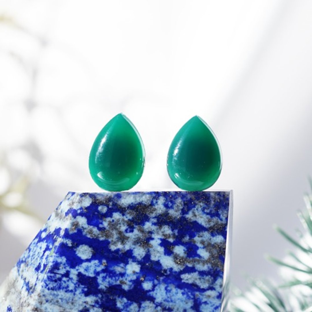 Green Onyx 14mm Pear Shape Stud Earrings Bette - 耳环/耳夹 - 宝石 绿色