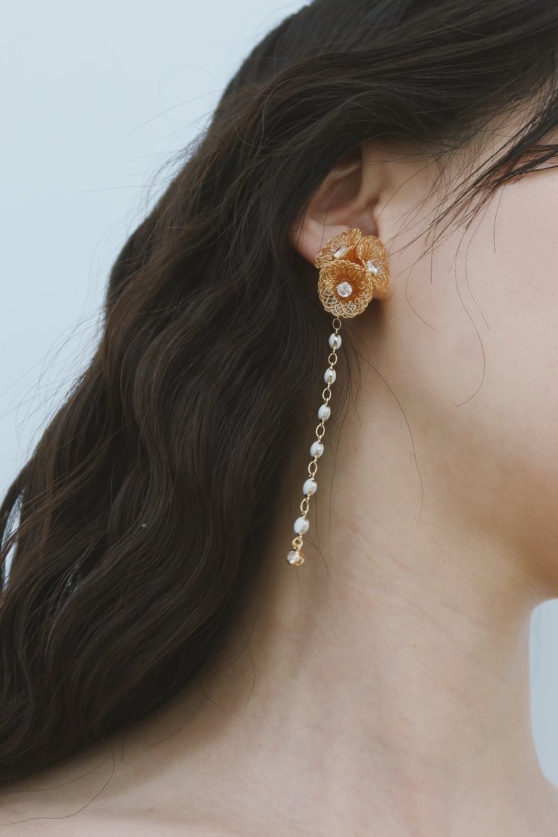 耳上三花灵/耳夹可 可夹式 树脂 耳夹 夹式耳环 花 925银 婚礼饰 - 耳环/耳夹 - 树脂 金色