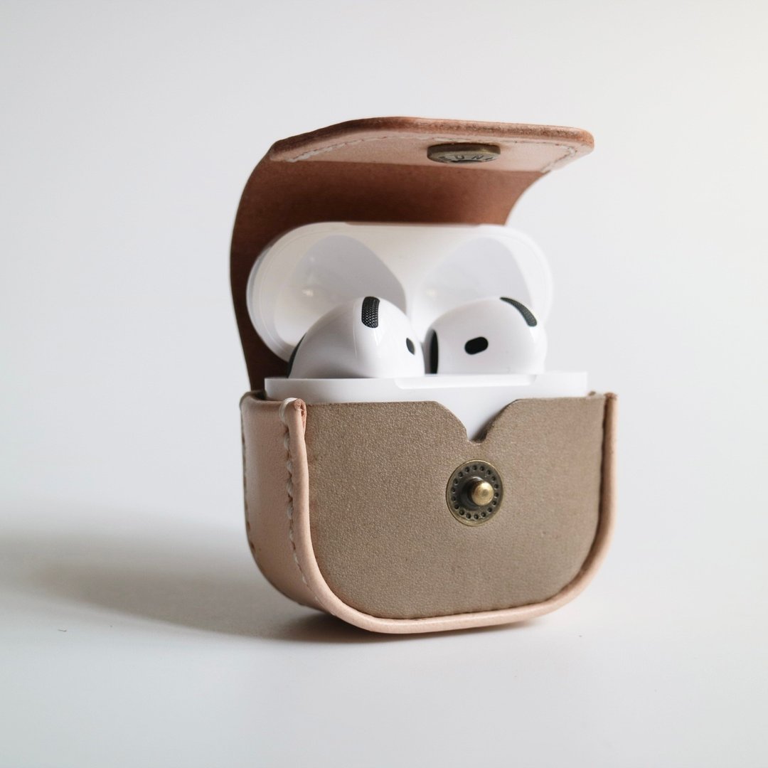 AirPods 4 皮革保护套 保护壳 收纳皮套 ----奶油卡其 - 耳机收纳 - 真皮 卡其色